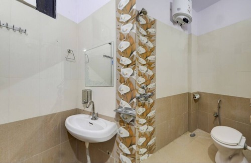 Mohangarh Bed & Breakfast | 2 min to smriti upvan & chancellor club ,studio rooms.