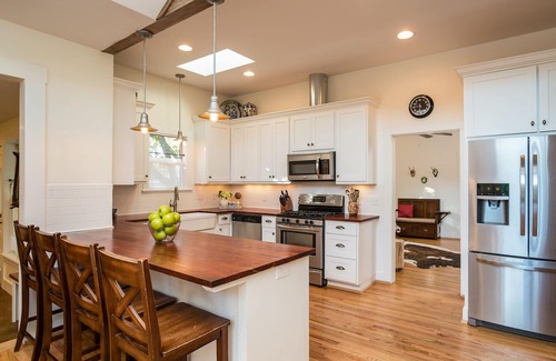 Fredericksburg House | 2 min walk to Main St - Screened Porch, Hot Tub, Bocce - Great for Groups