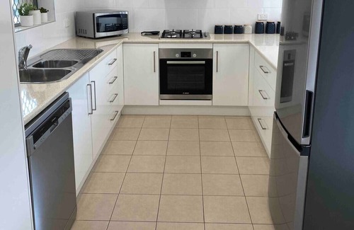 Henley Beach House | 2 mins to Henley Square, parking, wifi and outdoor area. Sleeps 7, Pet friendly