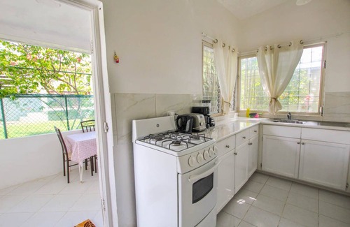 Sunset Crest House | 2 minute walk to Beach & Pool - Casual 2-Bed House