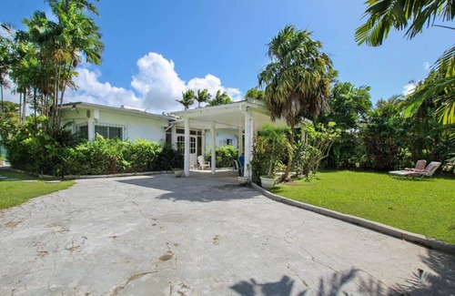 Sunset Crest House | 2 minute walk to Beach & Pool - Casual 2-Bed House