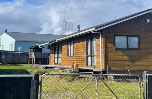 Otaki Beach House | 2 minutes from the beach - relax at a Kiwi Family Bach!