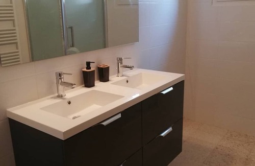 Chusclan House | 2 New Apartments in residence in Orsan for 11 people