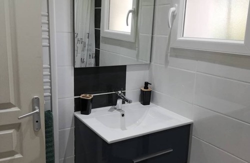 Chusclan House | 2 New Apartments in residence in Orsan for 11 people