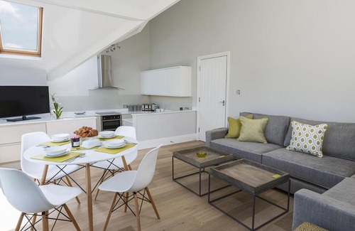 Bugford House | 2 New Barn, Hillfield Village