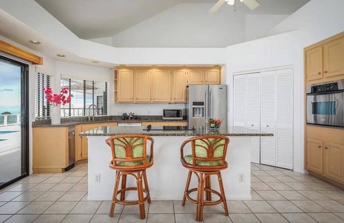 Holualoa House | 2 Oceanview Luxury Suites+ pool and Jacuzzi