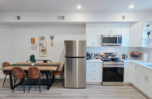 Center City Apartment | 2 Parking Spots/Sleep 14/King Bed/Pool Table