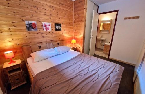 Valfrejus Apartment | 2 Pièces+Cabine, 6-8 Pers, 42m², Coeur Station, Près Pistes, TV, DVD - FR-1-265-220