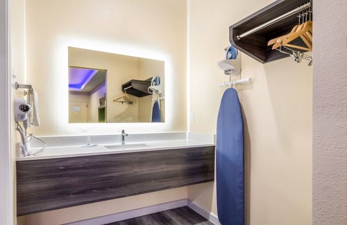 Houston House | 2 Queen Bed Room, Scottish Inns, Free Parking, Close to Houston Memorial Park