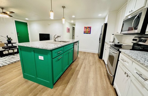 Bentonville - Fayetteville House | 2 Queen Beds, Bunk, sleeps 7 on .5 acre. Great access to all NWA activities