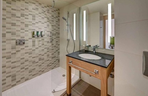 Mitte Hotel | 2 Queen Rooms Near Berlin Wall Memorial & Famous Alexanderplatz | Free Breakfast