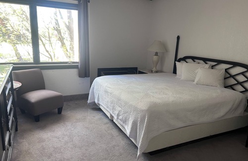Bay City Hotel | 2 Relaxing Family-Friendly Bay Valley Rooms – Golf, Pool & Scenic Trails