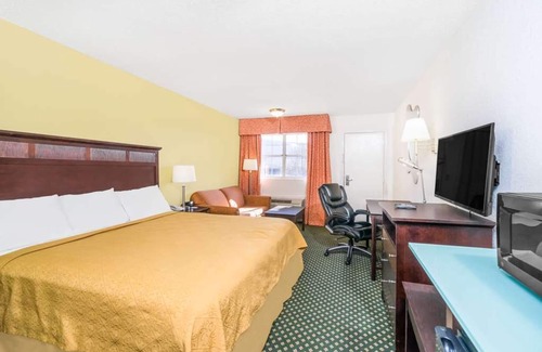 Lookout Valley Neighborhood Association Hotel | 2 Relaxing Units Near Rock City! Pets Allowed! Close to Rock City