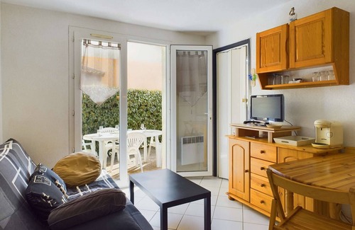 Marseillan Apartment | 2-Room Ground Floor Apartment with Terrace and Parking in Secure Residence with Pool