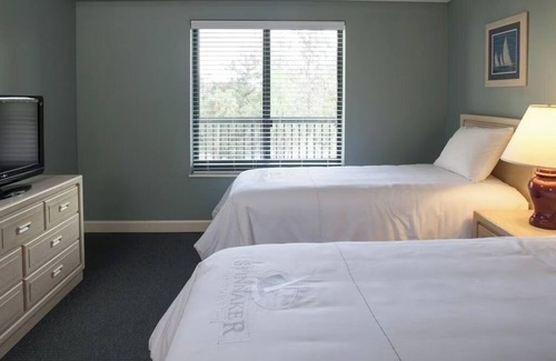 Hilton Head Resort | 2 Rooms: 3BR Condo w/Pool, Tennis, Kitchen and Easy Access to Local Restaurant