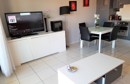 Antibes Apartment | 2 rooms 45m2, superb swimming pool, direct beach access, Wifi