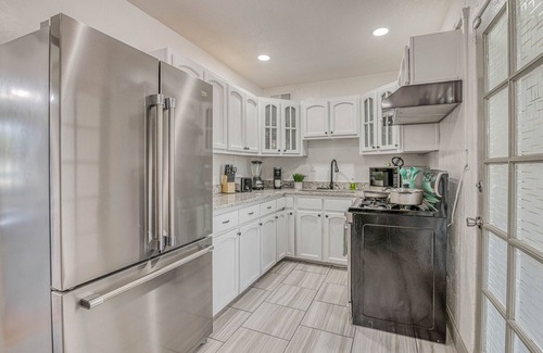 El Paso House | 2 ROOMS with KING BEDS, SOFA BED, 2 BATHROOMS, REFRIGERATION & WIFI