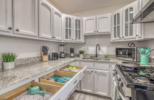 El Paso House | 2 ROOMS with KING BEDS, SOFA BED, 2 BATHROOMS, REFRIGERATION & WIFI