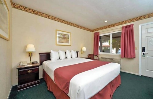 Palo Alto Hotel | 2-Star Hotel ∙ Americas Best Value Inn - Sky Ranch