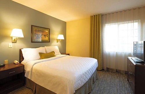 Crabtree Hotel | 2-Star Hotel ∙ Candlewood Suites Raleigh Crabtree, an IHG Hotel