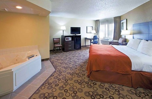 Cedar Falls Hotel | 2-Star Hotel ∙ AmericInn by Wyndham Cedar Falls