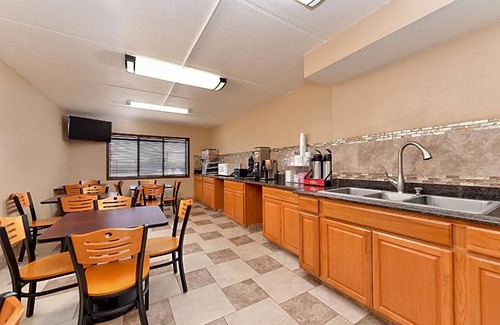Clear Lake Hotel | 2-Star Hotel ∙ Americas Best Value Inn - Clear Lake