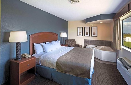 Bay City Hotel | 2-Star Hotel ∙ AmericInn by Wyndham Bay City