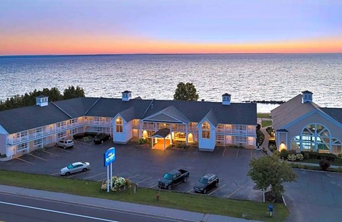 St Ignace Hotel | 2-Star Hotel ∙ Baymont by Wyndham St. Ignace Lakefront