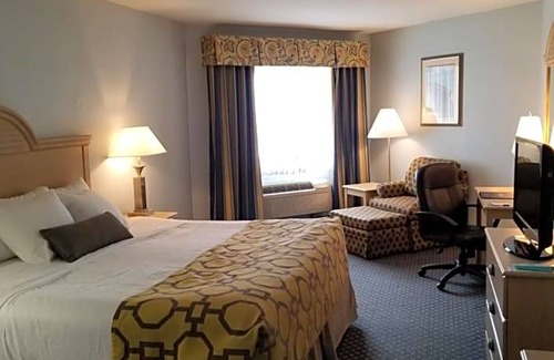 Manitowoc Hotel | 2-Star Hotel ∙ Baymont by Wyndham Manitowoc Lakefront