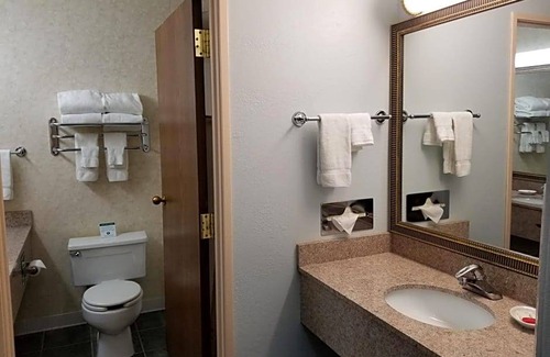 Manitowoc Hotel | 2-Star Hotel ∙ Baymont by Wyndham Manitowoc Lakefront