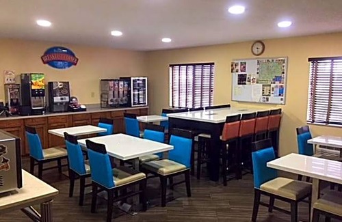 Hillview Hotel | 2-Star Hotel ∙ Baymont by Wyndham Louisville South I 65