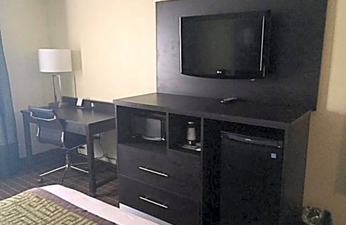 Hillview Hotel | 2-Star Hotel ∙ Baymont by Wyndham Louisville South I 65