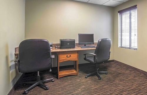 Cortland Hotel | 2-Star Hotel ∙ Clarion Inn & Suites - University Area