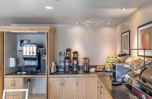 Kingston Hotel | 2-Star Hotel ∙ Comfort Inn Kingston Highway 401
