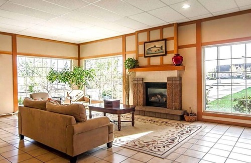 Larkspur Hotel | 2-Star Hotel ∙ Country Inn & Suites by Radisson, Bend, OR