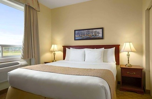 Dawson Creek Hotel | 2-Star Hotel ∙ Days Inn by Wyndham Dawson Creek