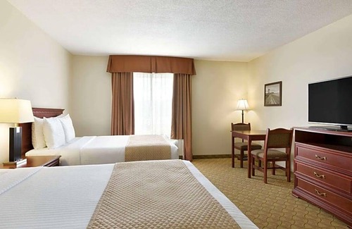 Dawson Creek Hotel | 2-Star Hotel ∙ Days Inn by Wyndham Dawson Creek