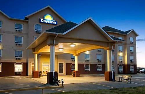 Dawson Creek Hotel | 2-Star Hotel ∙ Days Inn by Wyndham Dawson Creek