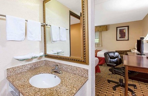 Madison Heights Hotel | 2-Star Hotel ∙ Days Inn & Suites by Wyndham Madison Heights MI