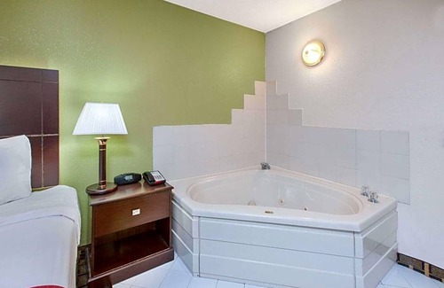 Madison Heights Hotel | 2-Star Hotel ∙ Days Inn & Suites by Wyndham Madison Heights MI