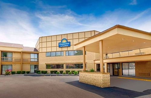 Madison Heights Hotel | 2-Star Hotel ∙ Days Inn & Suites by Wyndham Madison Heights MI