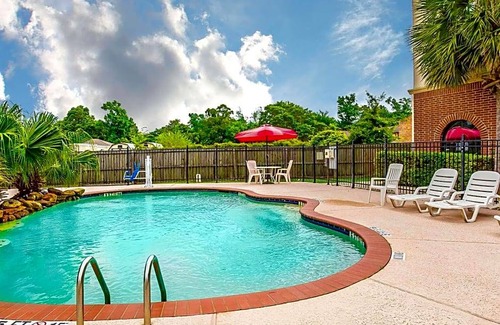 Beaumont Hotel | 2-Star Hotel ∙ Econo Lodge Inn & Suites Beaumont