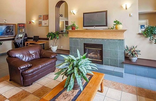 Hinton Hotel | 2-Star Hotel ∙ Econolodge Inn and Suites