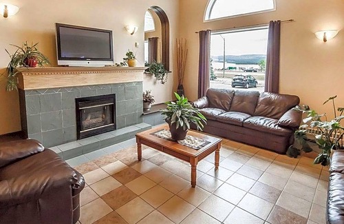 Hinton Hotel | 2-Star Hotel ∙ Econolodge Inn and Suites
