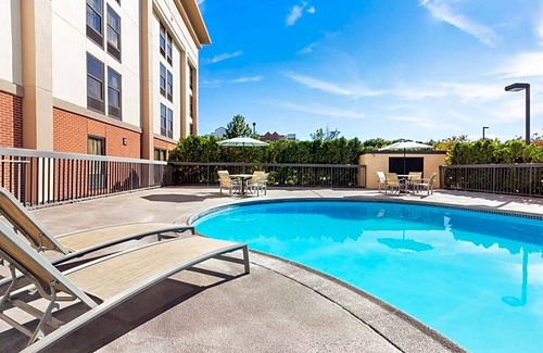 Mount Laurel Hotel | 2-Star Hotel ∙ Hampton Inn Philadelphia/Mt. Laurel