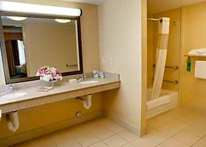 Raisin Hotel | 2-Star Hotel ∙ Hampton Inn & Suites Fresno