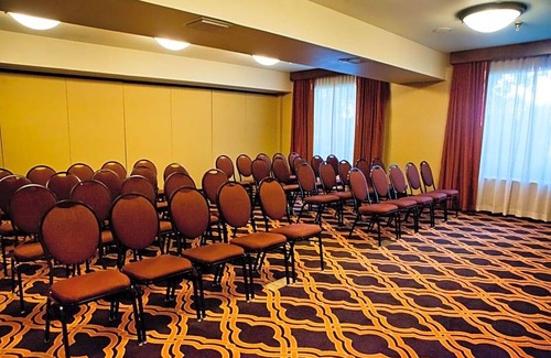Raisin Hotel | 2-Star Hotel ∙ Hampton Inn & Suites Fresno