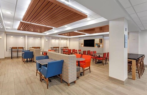 Woonsocket Hotel | 2-Star Hotel ∙ Holiday Inn Express Hotel & Suites Providence-Woonsocket, an IHG Hotel