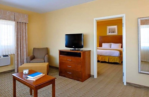 Essington Hotel | 2-Star Hotel ∙ Holiday Inn Express Philadelphia Airport, an IHG Hotel