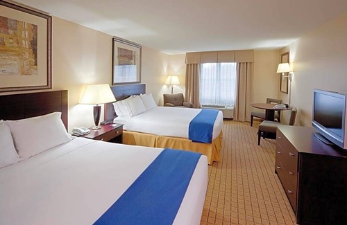 Rochester Hotel | 2-Star Hotel ∙ Holiday Inn Express Hotel & Suites Rochester, an IHG Hotel